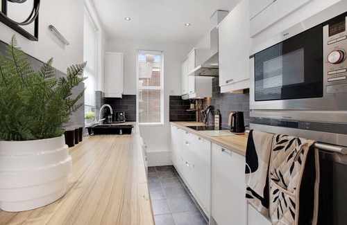 Westoe House | Terrace View Home in South Shields, Sleeps 7