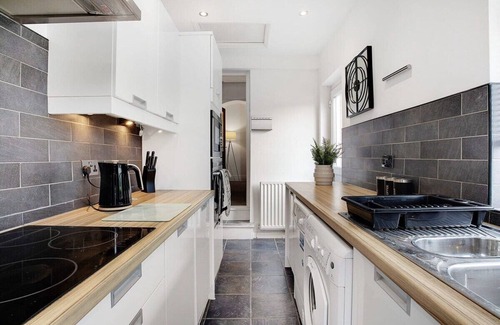 Westoe House | Terrace View Home in South Shields, Sleeps 7