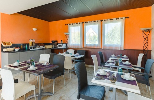 Azay-le-Rideau House | Terraced Holiday Home in France with Garden