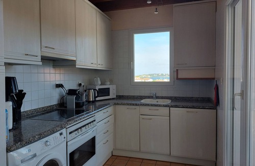 Behobie Apartment | Terraced House with Private Garden, Beach and Shops Nearby