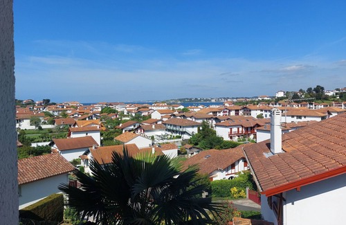 Behobie Apartment | Terraced House with Private Garden, Beach and Shops Nearby
