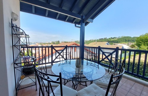 Behobie Apartment | Terraced House with Private Garden, Beach and Shops Nearby