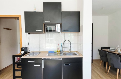 Cospeda Apartment | Terrasse - Parkplatz - TV im Boxspringbett - Küche