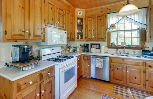 Midlothian House | Terre Haute Manor Farmhouse w/Gardens & Deck!