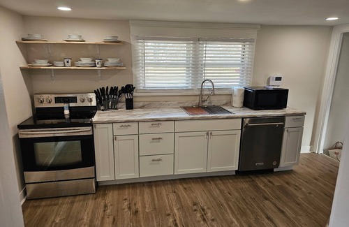 Taylor Berry House | Terrific 4-bedroom house with AC in Louisville