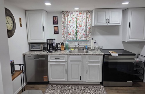 Ashford House | Terrific 4-bedroom house with AC in Ashford