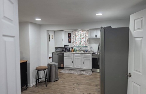 Ashford House | Terrific 4-bedroom house with AC in Ashford