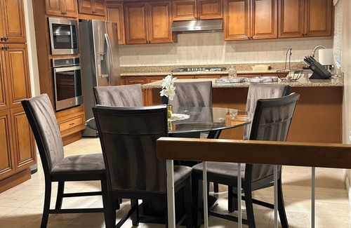 Walnut House | Terrific 4-bedroom house with AC in Walnut