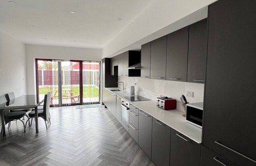 Cranbrook House | Terrific 5bedroom house with WiFi ,2 min walk to RedBridge underground station