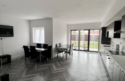 Cranbrook House | Terrific 5bedroom house with WiFi ,2 min walk to RedBridge underground station