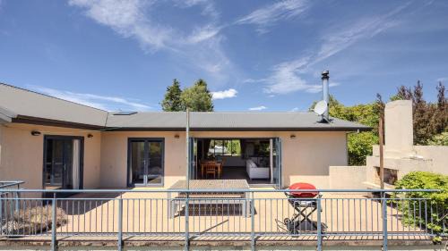 Wanaka House | Terrific views on Totara