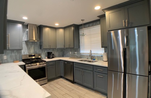 Riverside House | TESLA/EV Charger KING BED CanyonCrest Neighborhood