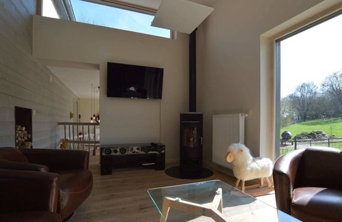 Waimes House | Test Property : Enchanting Holiday Home in Waimes with Fenced Garden