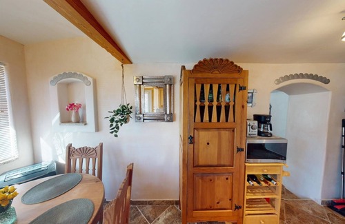 Tesuque House | Tesuque Gem - Cozy Casita Walkable to Tesuque Village Market & El Nido!