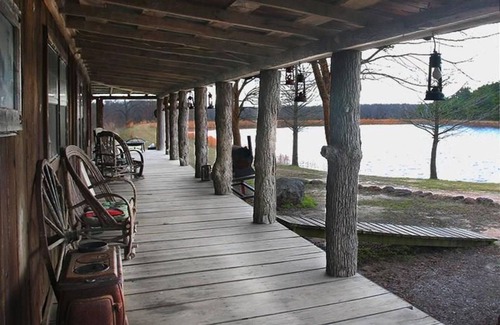 Eustace Cabin | Texas Bunkhouse at Bluegill Lake Cabins