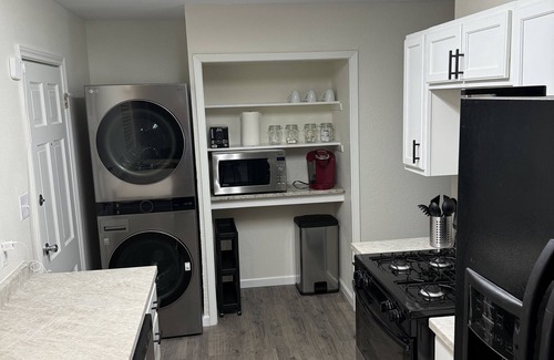 North San Antonio - SAT House | Texas Casa Gris> Cozy 2-bedroom house in San Antonio> AC,WiFi,BBQ,Laundry,PetFr.