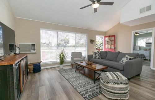 Canyon Lake House | Texas Charm Cottage - 1 Block from the Lake & Hill Country Views
