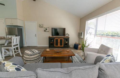 Canyon Lake House | Texas Charm Cottage - 1 Block from the Lake & Hill Country Views