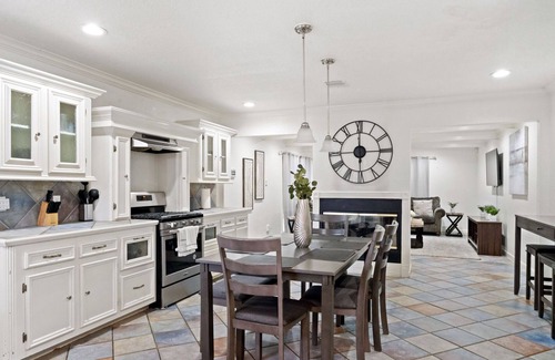Texas City House | Texas City Palace: 6 beds, Pool-sleeps 12+