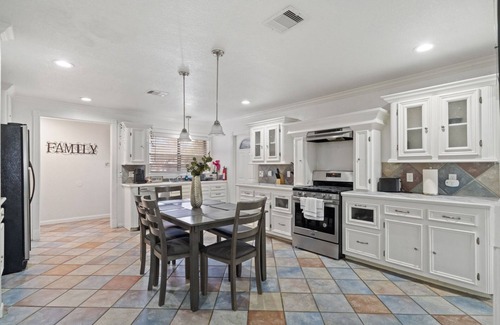 Texas City House | Texas City Palace: 6 beds, Pool-sleeps 12+