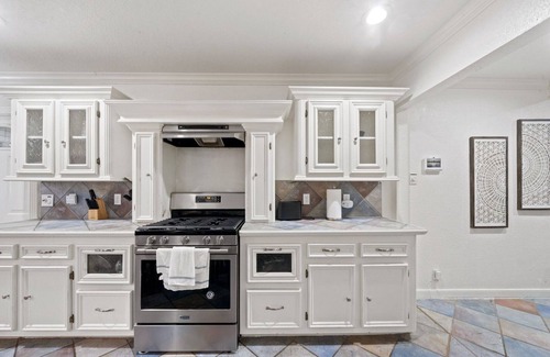 Texas City House | Texas City Palace: 6 beds, Pool-sleeps 12+