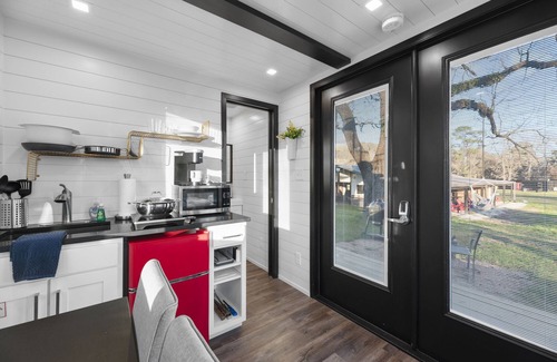 Willis House | Texas Crutch: 2 mins to Lake Conroe! Rooftop deck, Heated Pool, Fire Pit