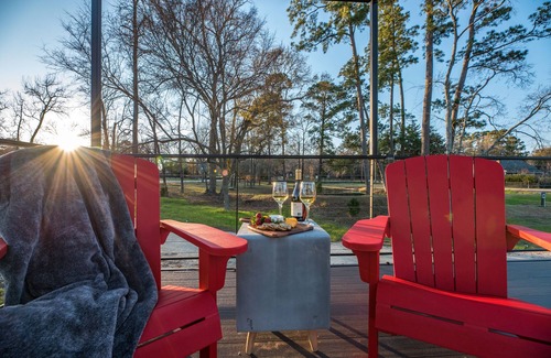 Willis House | Texas Crutch: 2 mins to Lake Conroe! Rooftop deck, Heated Pool, Fire Pit