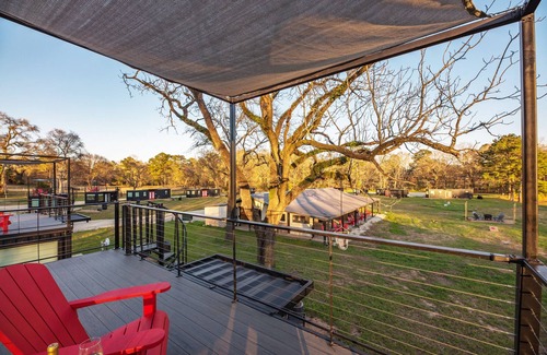 Willis House | Texas Crutch: 2 mins to Lake Conroe! Rooftop deck, Heated Pool, Fire Pit