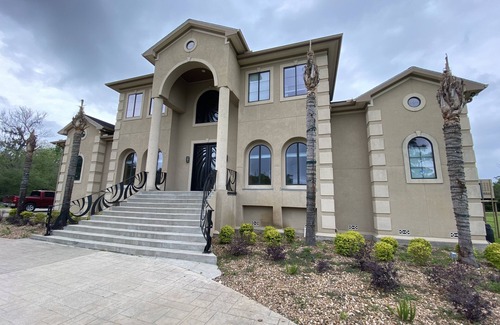 Pearland House | Texas Estate on 10 Acres of Private Property