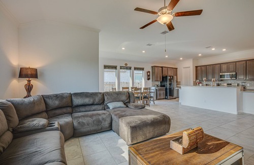 Porter House | Texas Gem: Home Office & Patio, Near Lake Houston