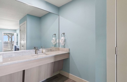 Flour Bluff Hotel | Texas Gulf Coast Family Room - Private Entry & Marina Views