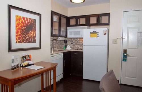 Vance Jackson Apartment | Texas History Tour! Fully-equipped Kitchen, Free Breakfast, Outdoor Pool!