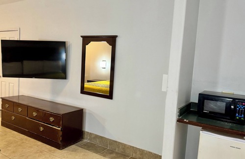 Edinburg Hotel | Texas Inn and Suites City Center at University Dr.