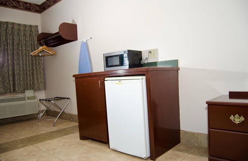 Edinburg Hotel | Texas Inn and Suites City Center at University Dr.