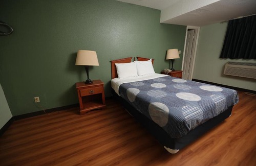 Waxahachie Hotel | Texas Inn Waxahachie