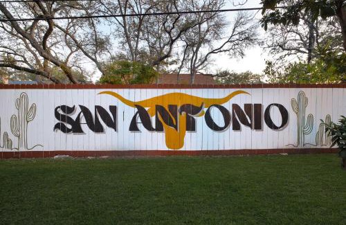 North San Antonio - SAT House | Texas Oasis - Pool Games Hot Tub & Family Fun