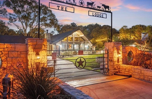 Tomball House | Texas Pool House Escape - Events, Pond, Hot Tub