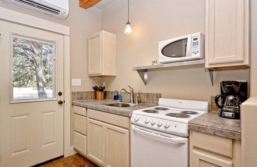 Wimberley Cabin | Texas Sage I Cabin close to the Square!