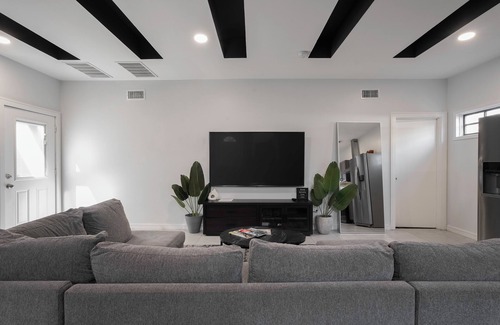 South Dallas - Fair Park House | Texas State Fair/Downtown/Uptown Modern Villa with Game Room and Patio!