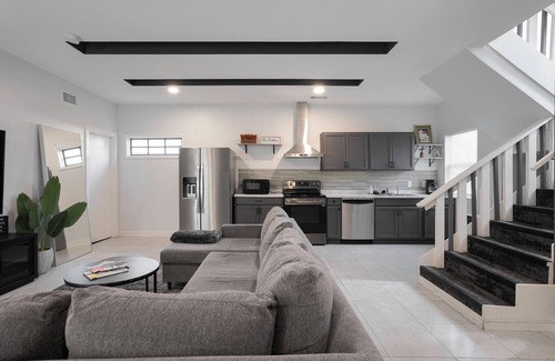South Dallas - Fair Park House | Texas State Fair/Downtown/Uptown Modern Villa with Game Room and Patio!
