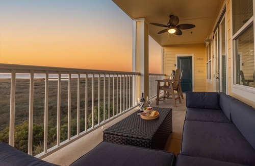 Red Fish Cove Condo | Texas Twilight is a bayside condo in the Pointe West Community, Galveston, TX.