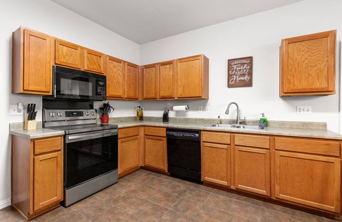 West San Antonio House | Texas Two Step - welcoming getaway at the steps of Sea World, near BMT!