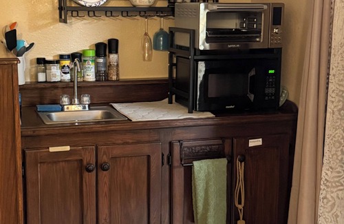 Graham House | tExclusive Spacious 1500 sq ft 2BR Suite with Hot Tub, Sauna, Gym & BBQ Deck