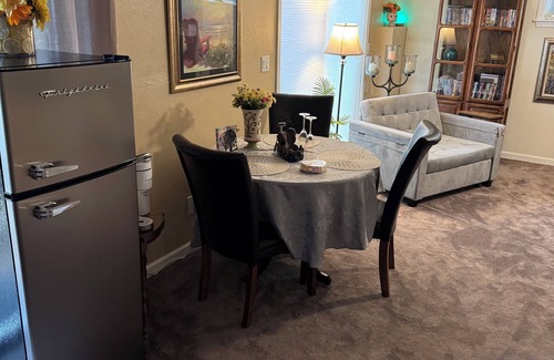 Graham House | tExclusive Spacious 1500 sq ft 2BR Suite with Hot Tub, Sauna, Gym & BBQ Deck
