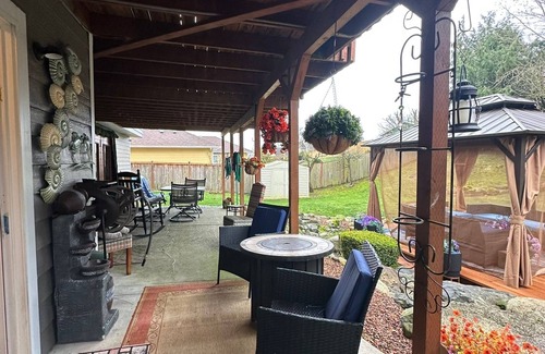 Graham House | tExclusive Spacious 1500 sq ft 2BR Suite with Hot Tub, Sauna, Gym & BBQ Deck