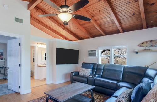 Gordonville House | TEXOMA Lake View! 2 story cabin near Cedar Mills Marina! (3 bed / 2 bath)