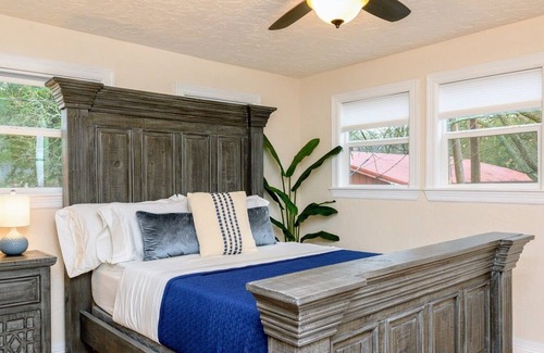 Gordonville House | TEXOMA Lake View! 2 story cabin near Cedar Mills Marina! (3 bed / 2 bath)
