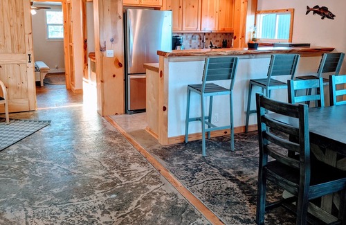 Gordonville House | TEXOMA Lake View! 2 story cabin near Cedar Mills Marina! (3 bed / 2 bath)