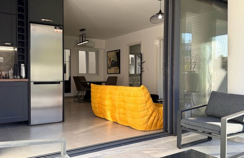 Petralona Apartment | TH3 - 4 bedrooms Cloud9 in the city