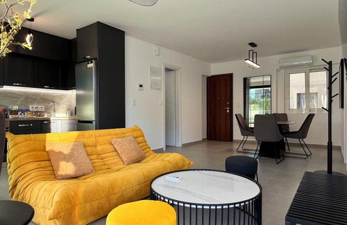 Petralona Apartment | TH3 - 4 bedrooms Cloud9 in the city